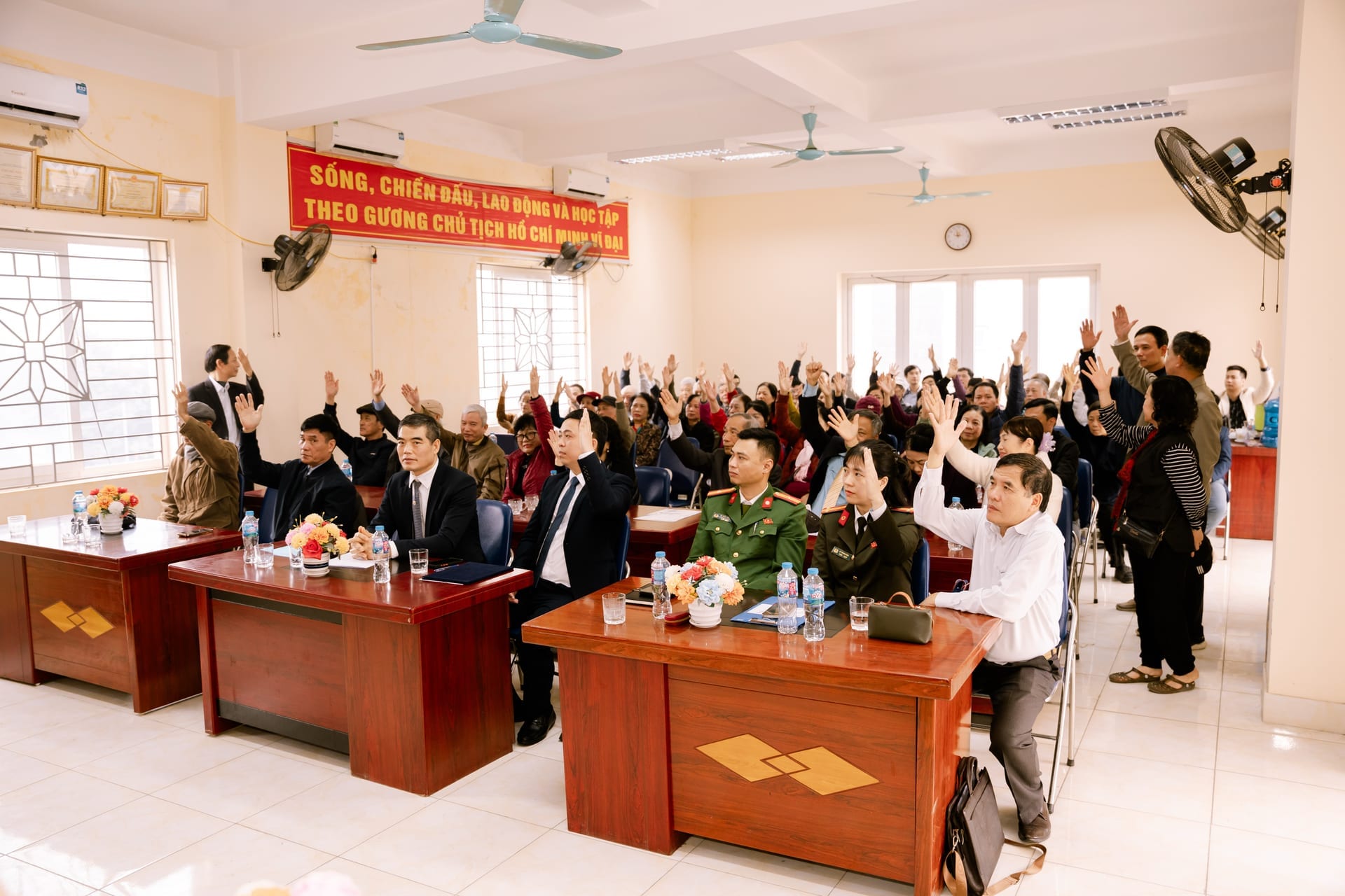 Cử tri biểu quyết tín nhiệm ứng cử đại biểu HĐND thành phố