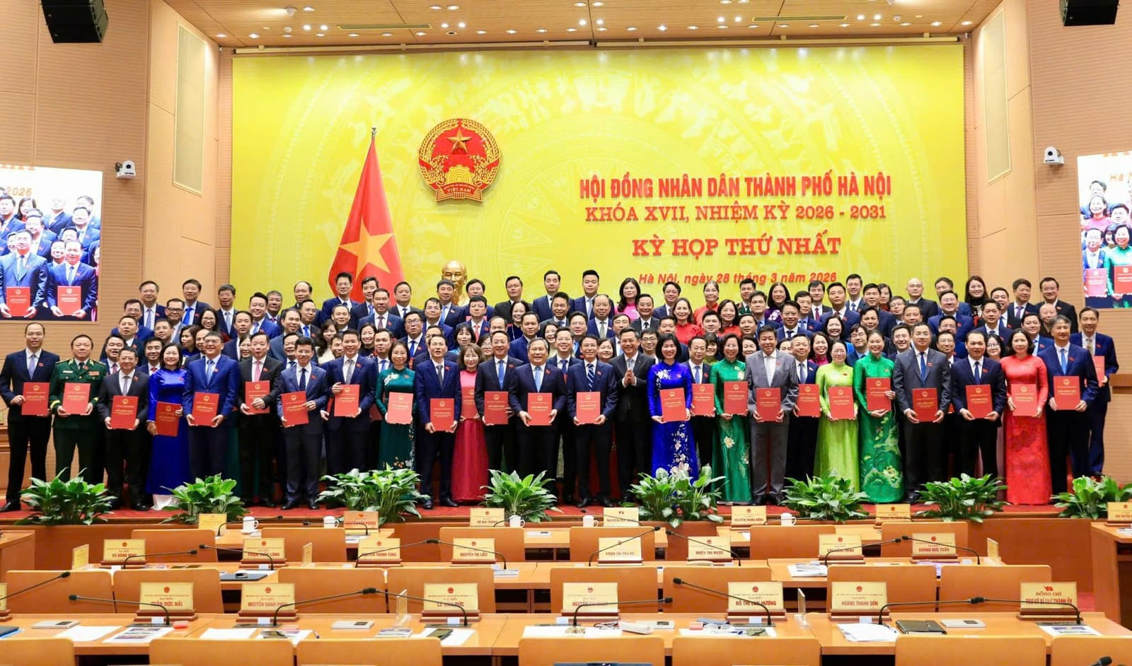 Nhận Chứng nhận Đại biểu HĐND thành phố khóa XVII