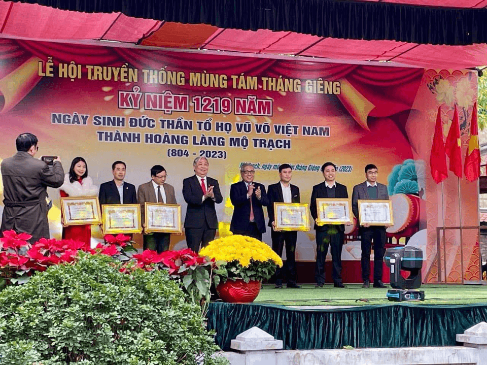 Nhận Bằng khen của Chủ Tịch Dòng họ Vũ Võ Việt Nam vì những đóng góp làm vẻ vang dòng họ